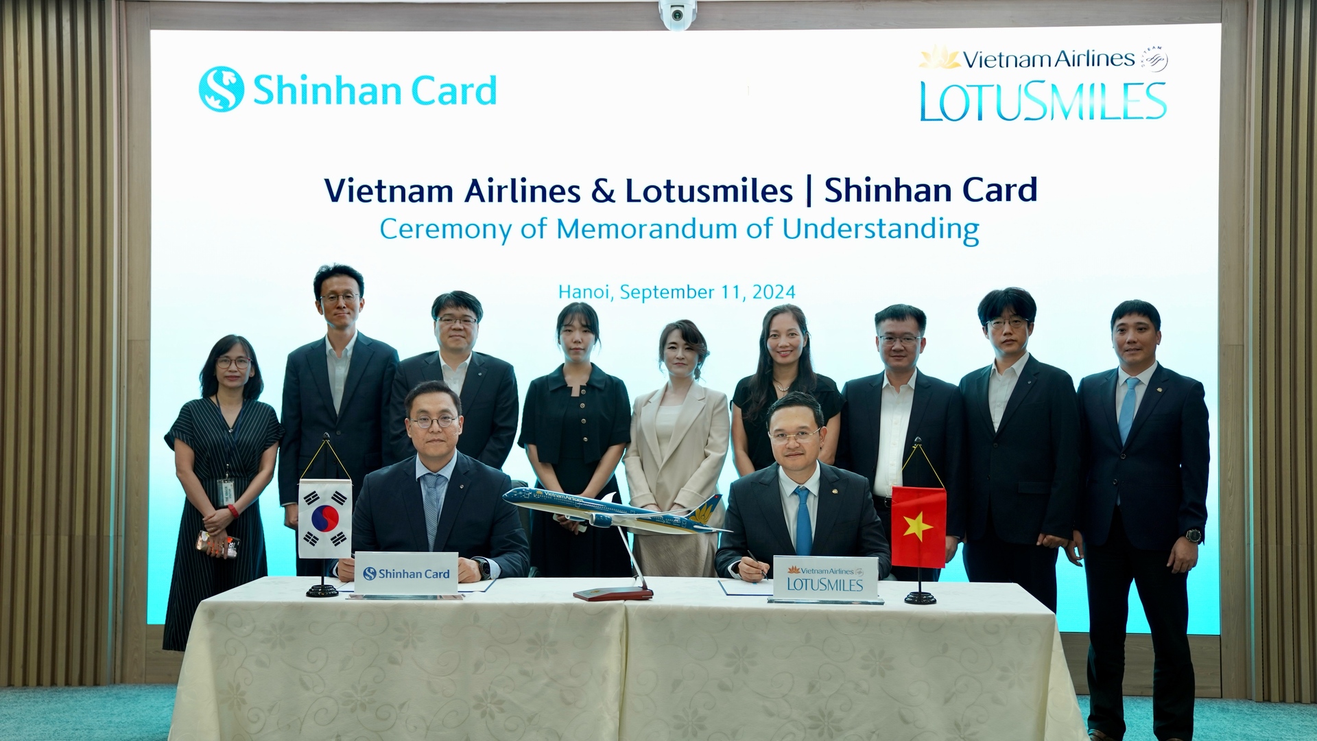 vietnam airlines va shinhan card ky thoa thuan phat trien the dong thuong hieu hinh 1