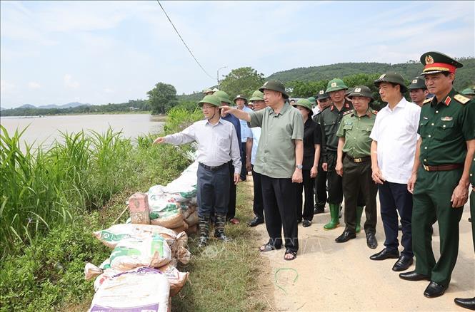 tong bi thu chu tich nuoc to lam kiem tra cong tac phong chong lut bao va tham hoi nhan dan vung lut bao tai tuyen quang hinh 2