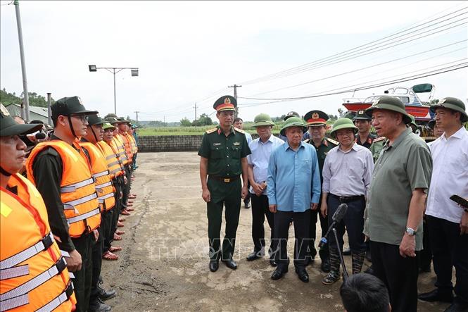 tong bi thu chu tich nuoc to lam kiem tra cong tac phong chong lut bao va tham hoi nhan dan vung lut bao tai tuyen quang hinh 4