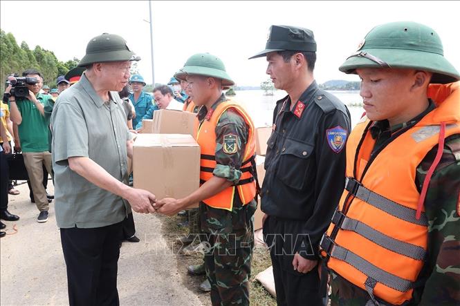 tong bi thu chu tich nuoc to lam kiem tra cong tac phong chong lut bao va tham hoi nhan dan vung lut bao tai tuyen quang hinh 3