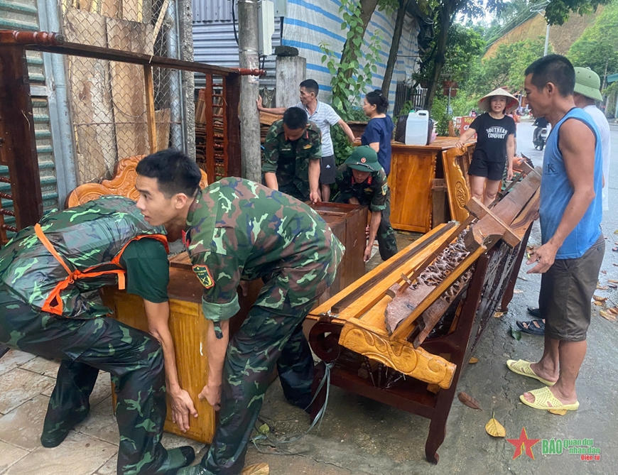 nhan len nua tinh nguoi trong bao lu tiep suc cho dong bao vuot qua con hoan nan hinh 3