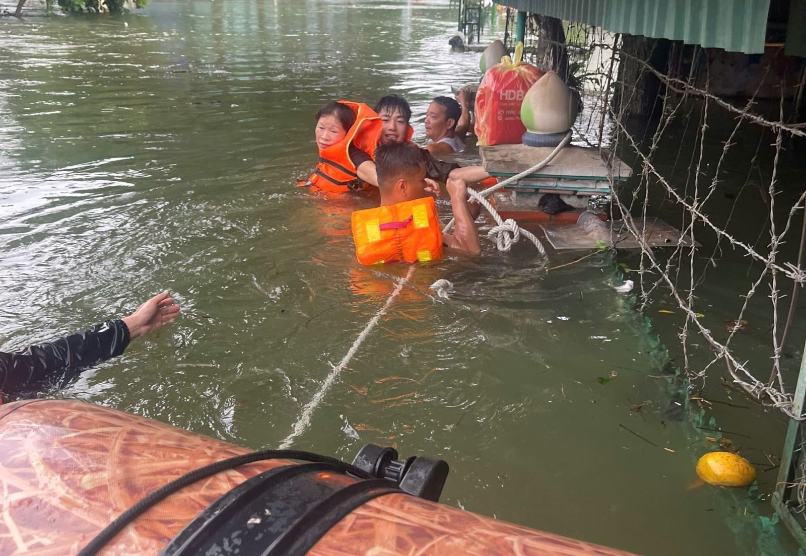 nhan len nua tinh nguoi trong bao lu tiep suc cho dong bao vuot qua con hoan nan hinh 5