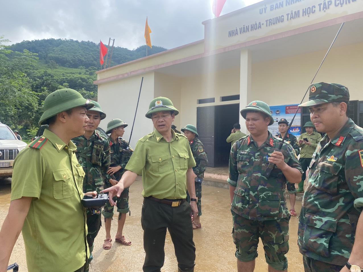 lao cai chay dua voi thoi gian no luc tim kiem nguoi mat tich tai lang nu hinh 1