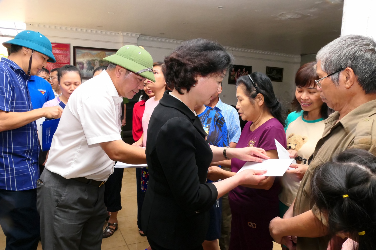 petrovietnam tham dong vien va trao ho tro cho nguoi dan chiu thiet hai do thien tai tai tinh yen bai hinh 4