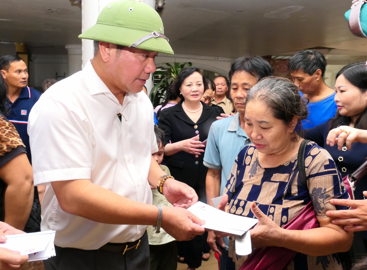 petrovietnam tham dong vien va trao ho tro cho nguoi dan chiu thiet hai do thien tai tai tinh yen bai hinh 5