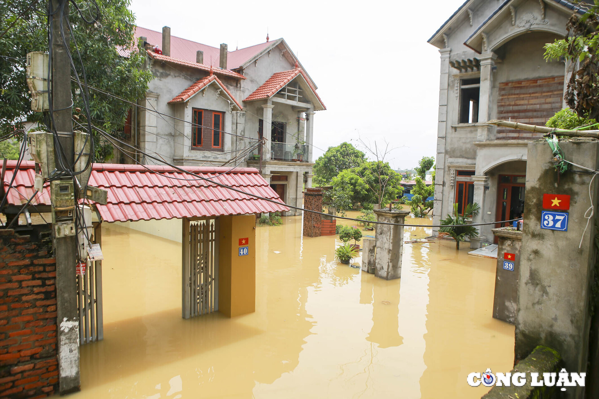 nuoc len qua nhanh nguoi dan khong kip tro tay chi biet chay dua voi lu hinh 18