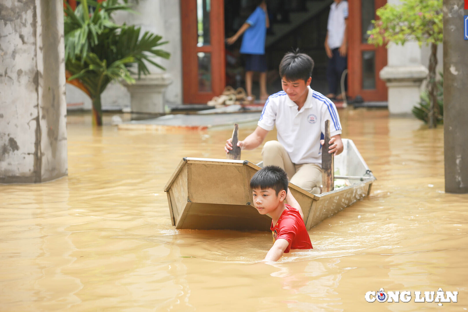 nuoc len qua nhanh nguoi dan khong kip tro tay chi biet chay dua voi lu hinh 19