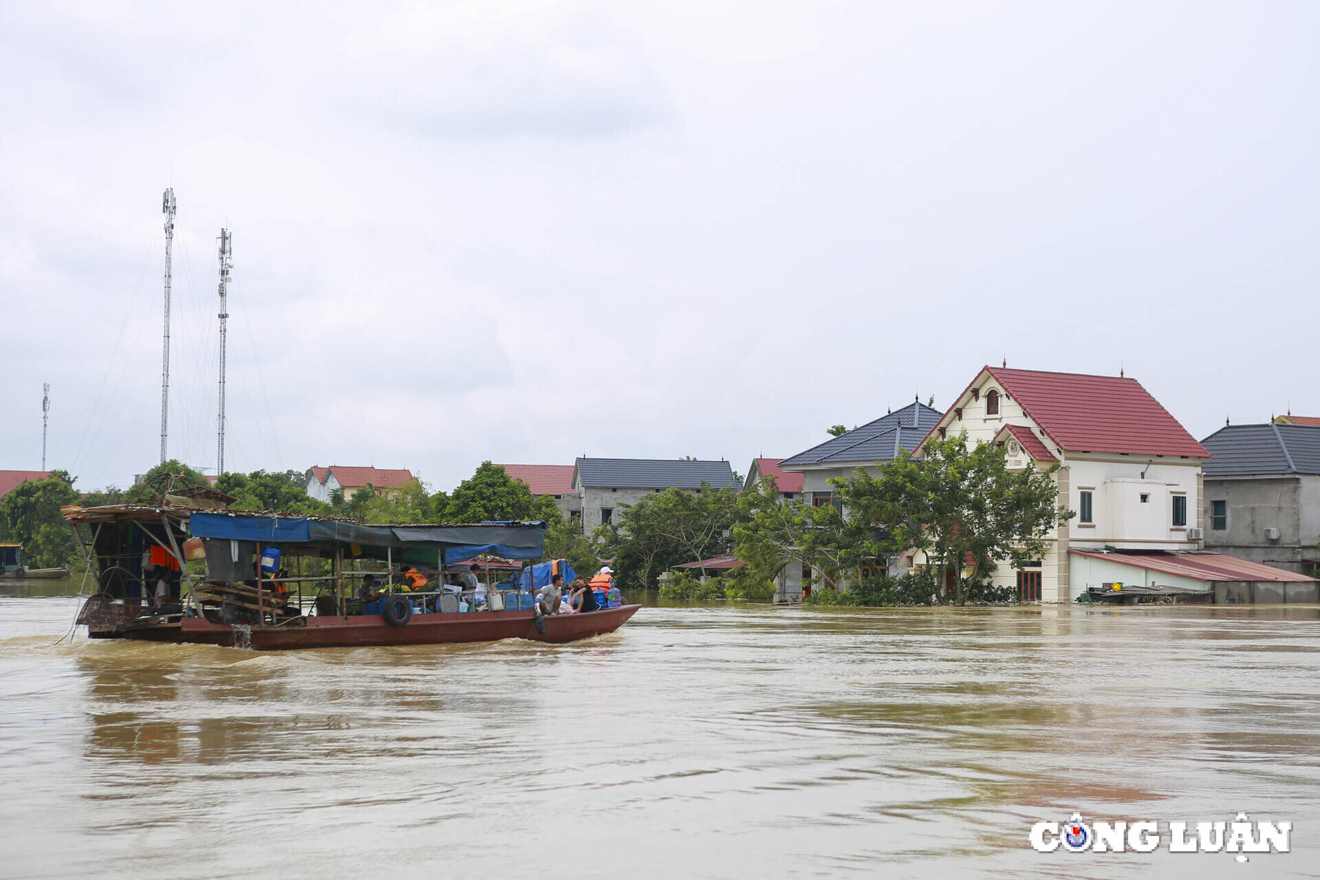 nuoc len qua nhanh nguoi dan khong kip tro tay chi biet chay dua voi lu hinh 9