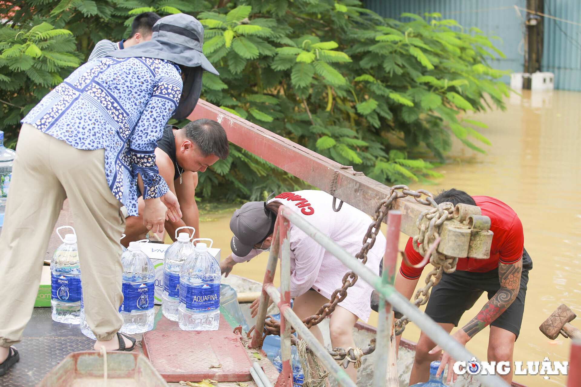 nuoc len qua nhanh nguoi dan khong kip tro tay chi biet chay dua voi lu hinh 14