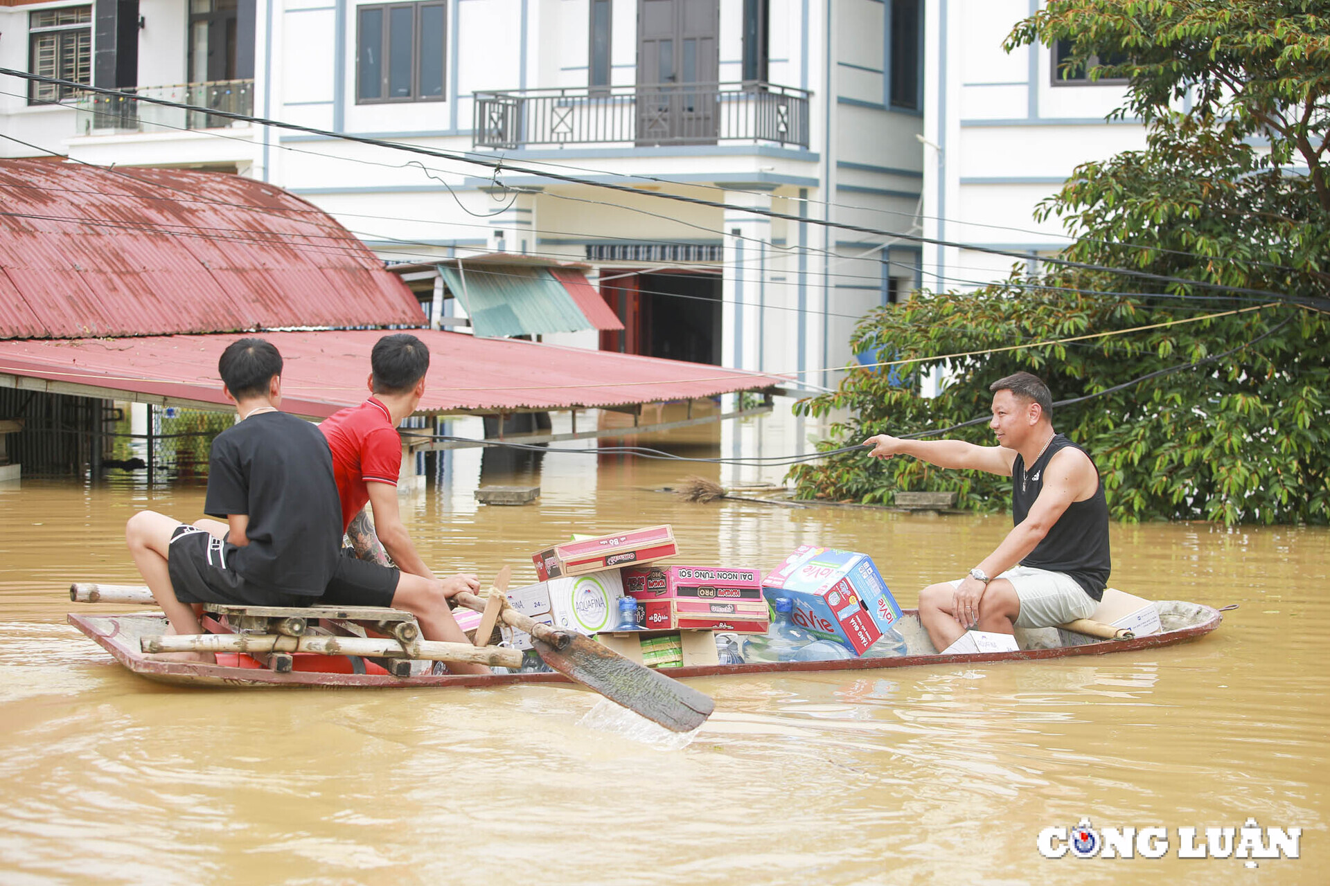 nuoc len qua nhanh nguoi dan khong kip tro tay chi biet chay dua voi lu hinh 15