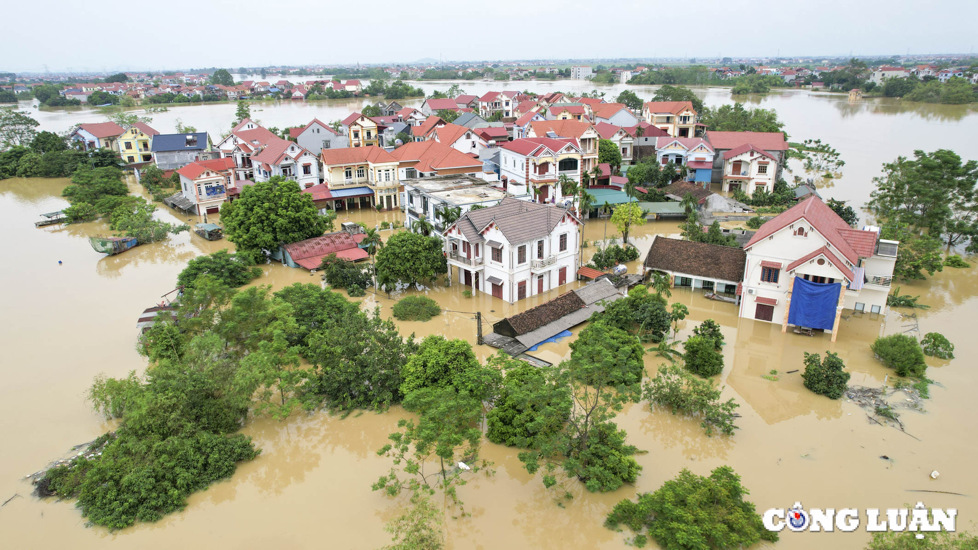 nuoc len qua nhanh nguoi dan khong kip tro tay chi biet chay dua voi lu hinh 1