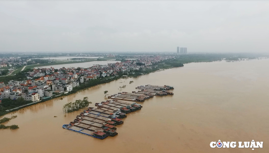 muc nuoc tren song hong o ha noi co xu huong giam cao toc phap van  cau gie van ngap sau hinh 1