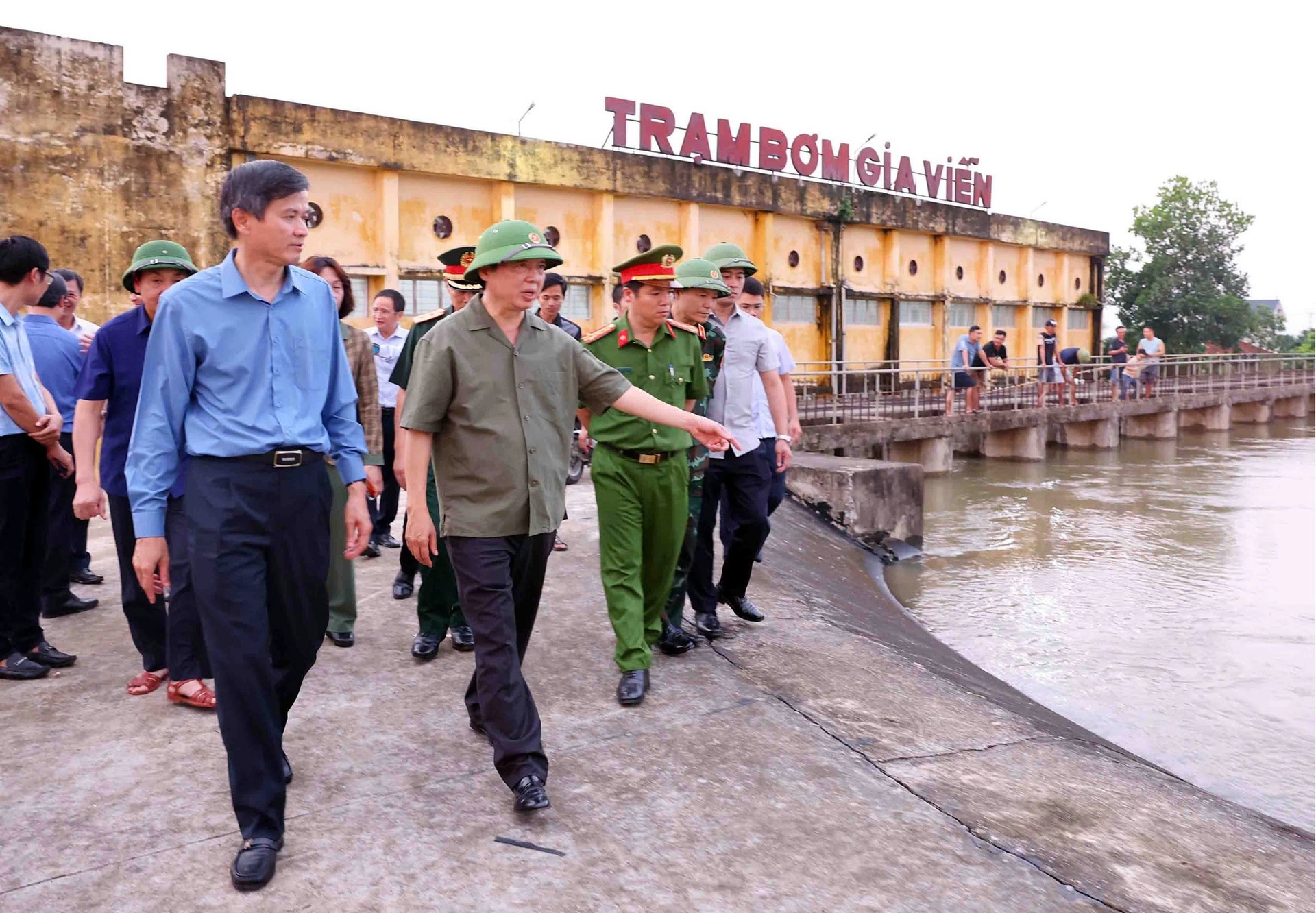 pho thu tuong tran hong ha kiem tra phuong an thoat lu song hoang long tinh ninh binh hinh 1