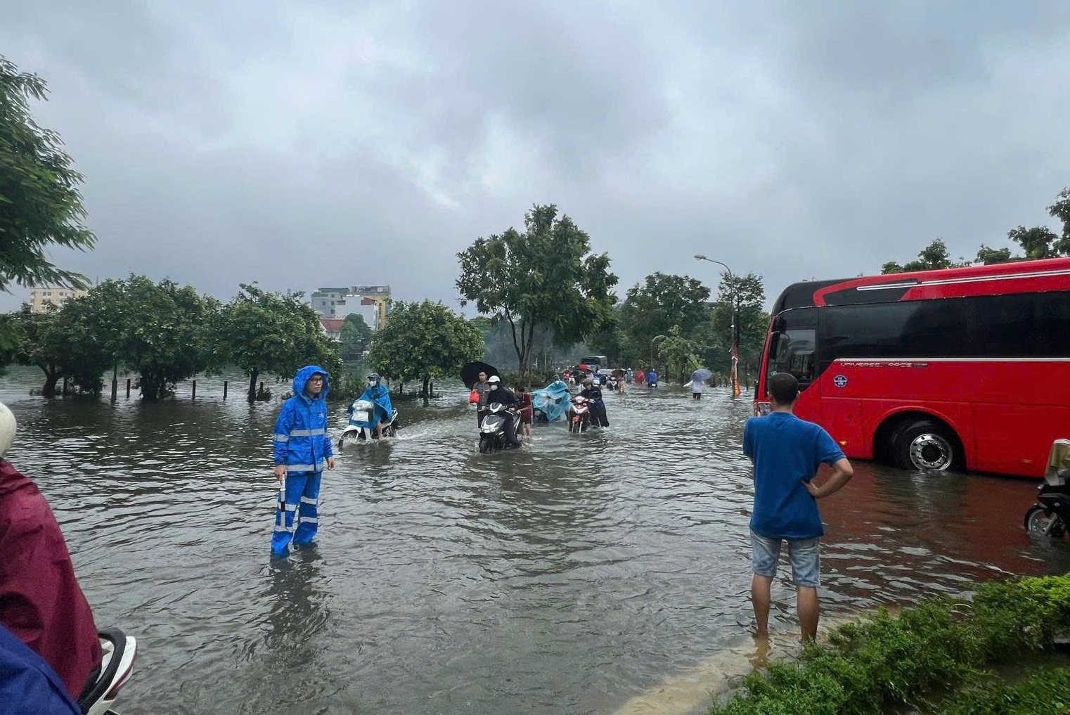 ha noi bao dam an toan cho nguoi va phuong tien di chuyen qua cac diem ung ngap hinh 1