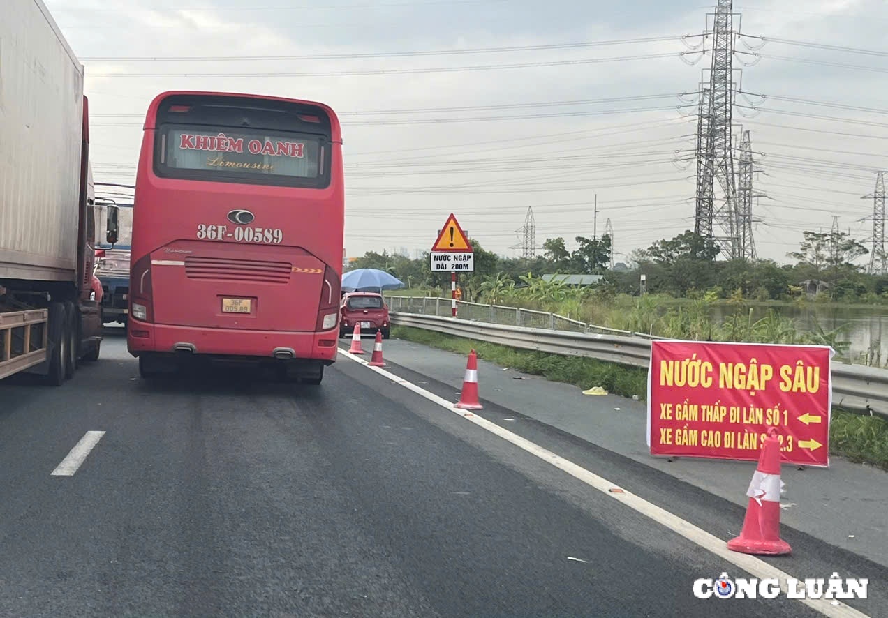 muc nuoc tren song hong o ha noi co xu huong giam cao toc phap van  cau gie van ngap sau hinh 7