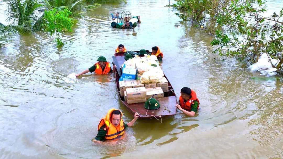 tham tinh quan  dan trong bao lu hinh 4