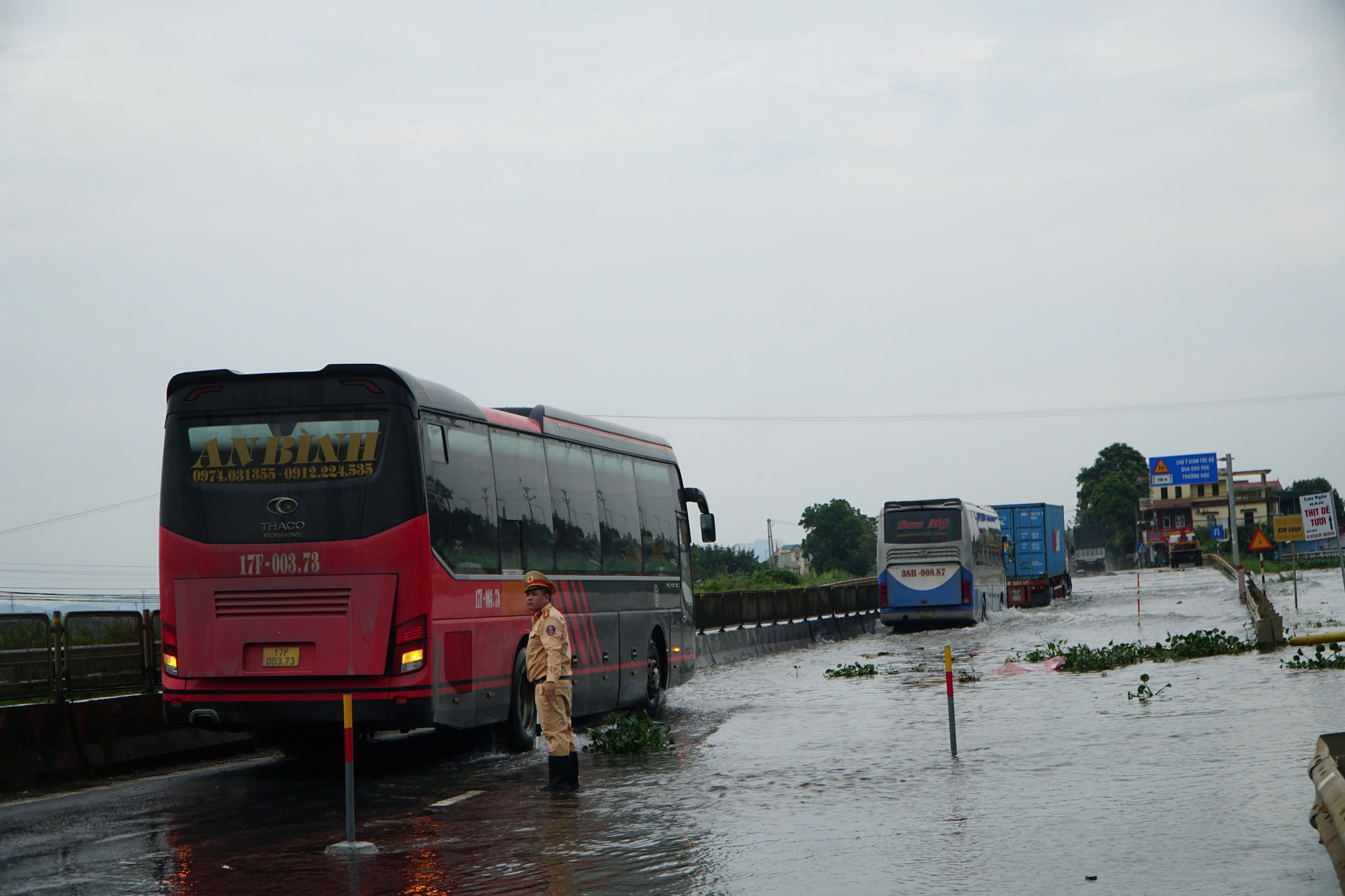 quoc lo 1a doan qua thanh hoa van bi ngap nuoc hinh 1