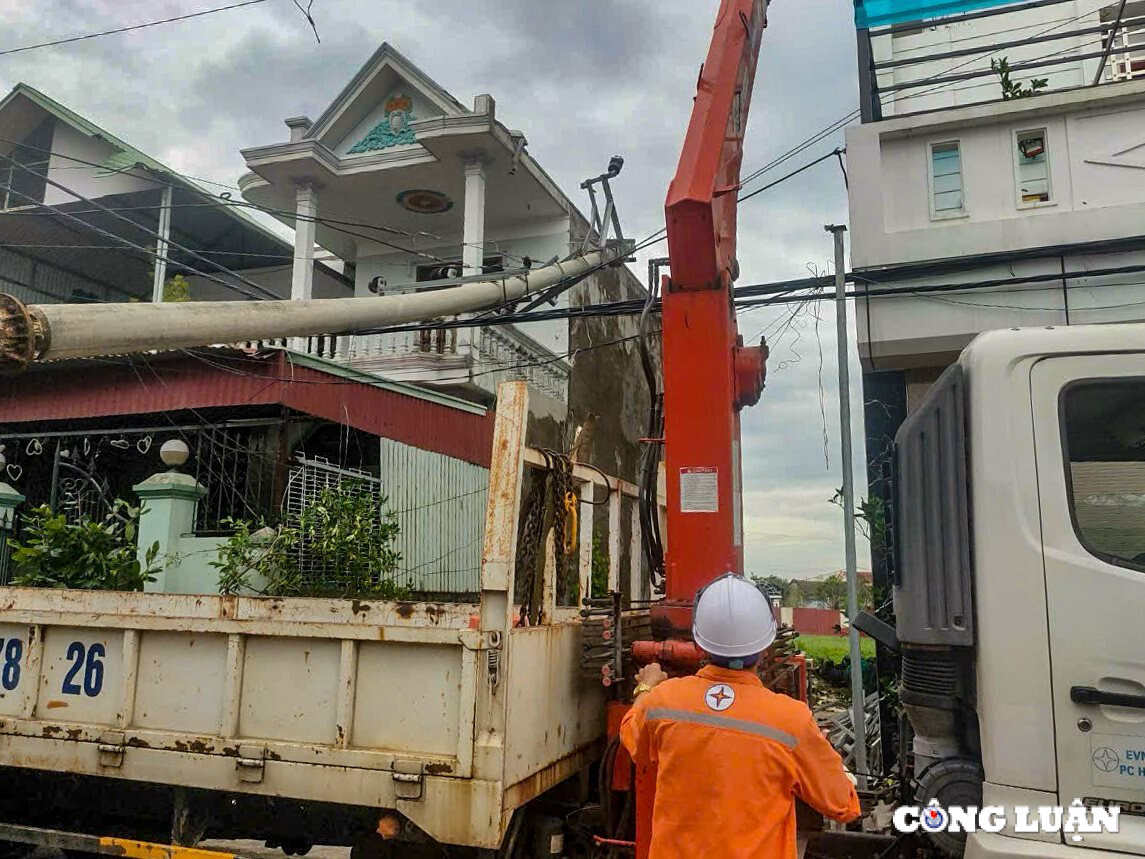 nhung chien si ao cam ha tinh an tren cot dien ngu tai hien truong de nhanh chong cap dien tro lai cho dan hinh 9