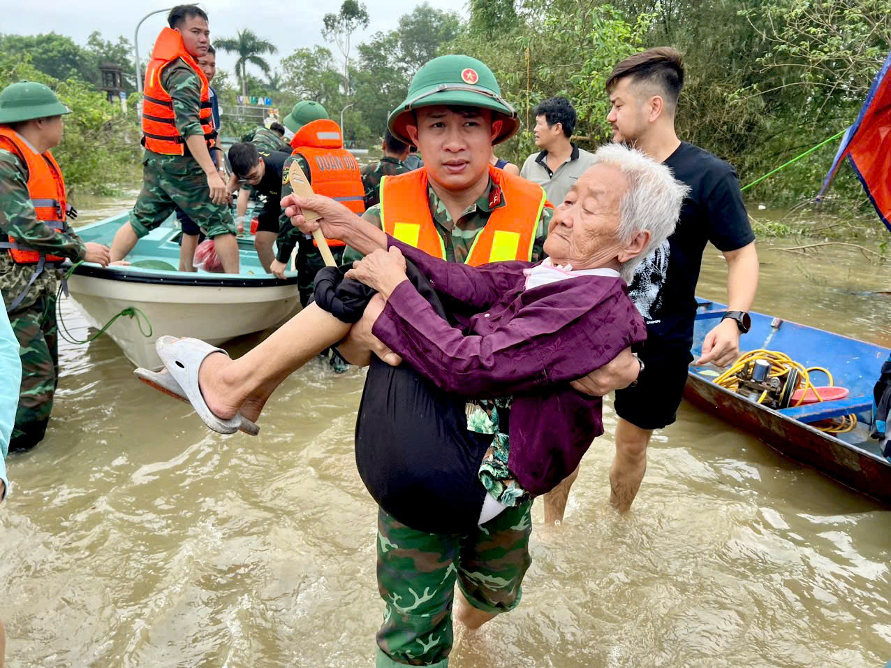 nhung nguoi hung tham lang tiep suc cho nguoi dan vung ngap lut hinh 10