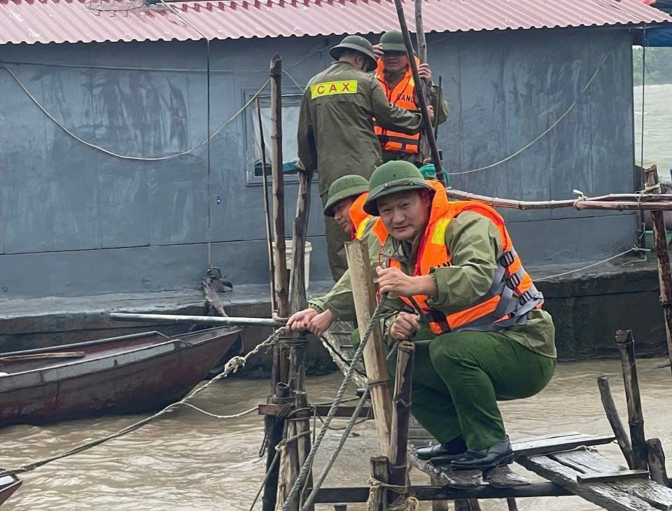 thuong tuong luong tam quang gui thu tham hoi dong vien can bo chien si cong an lam nhiem vu khac phuc hau qua bao so 3 hinh 1