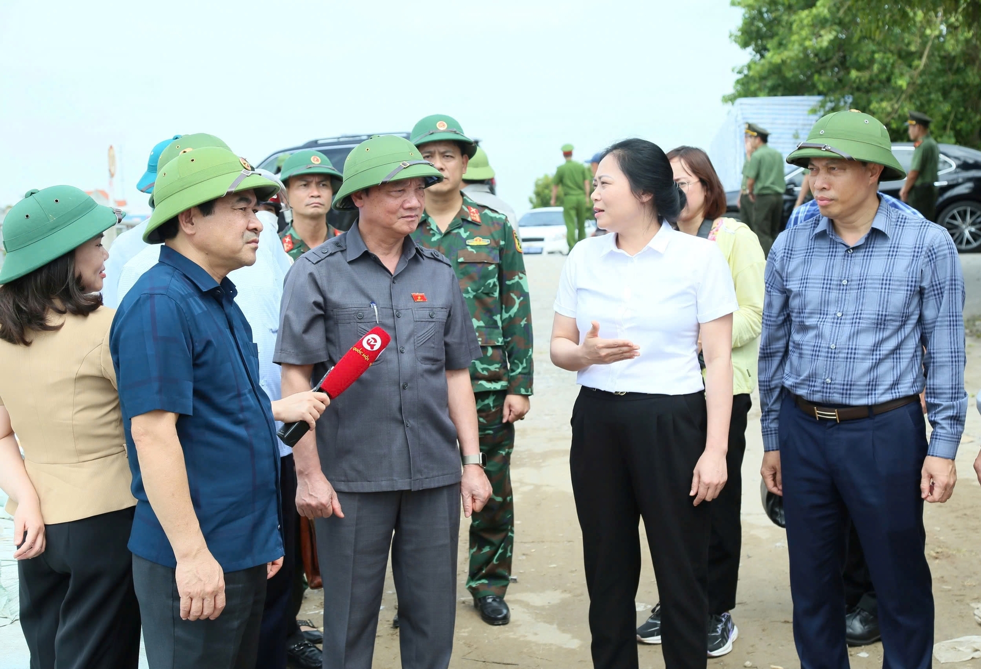 pho chu tich quoc hoi nguyen khac dinh tham tang qua nguoi dan bi anh huong boi mua lu o thai binh hinh 4