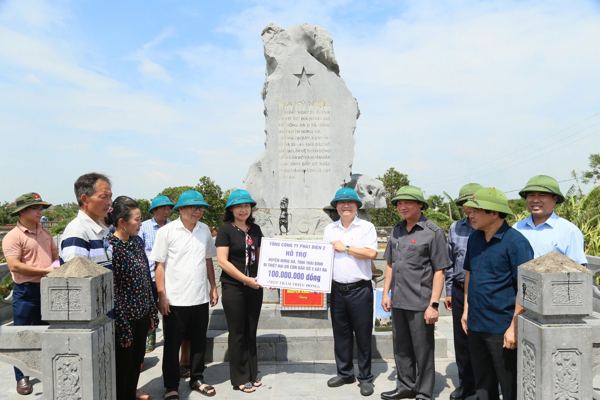 pho chu tich quoc hoi nguyen khac dinh tham tang qua nguoi dan bi anh huong boi mua lu o thai binh hinh 1