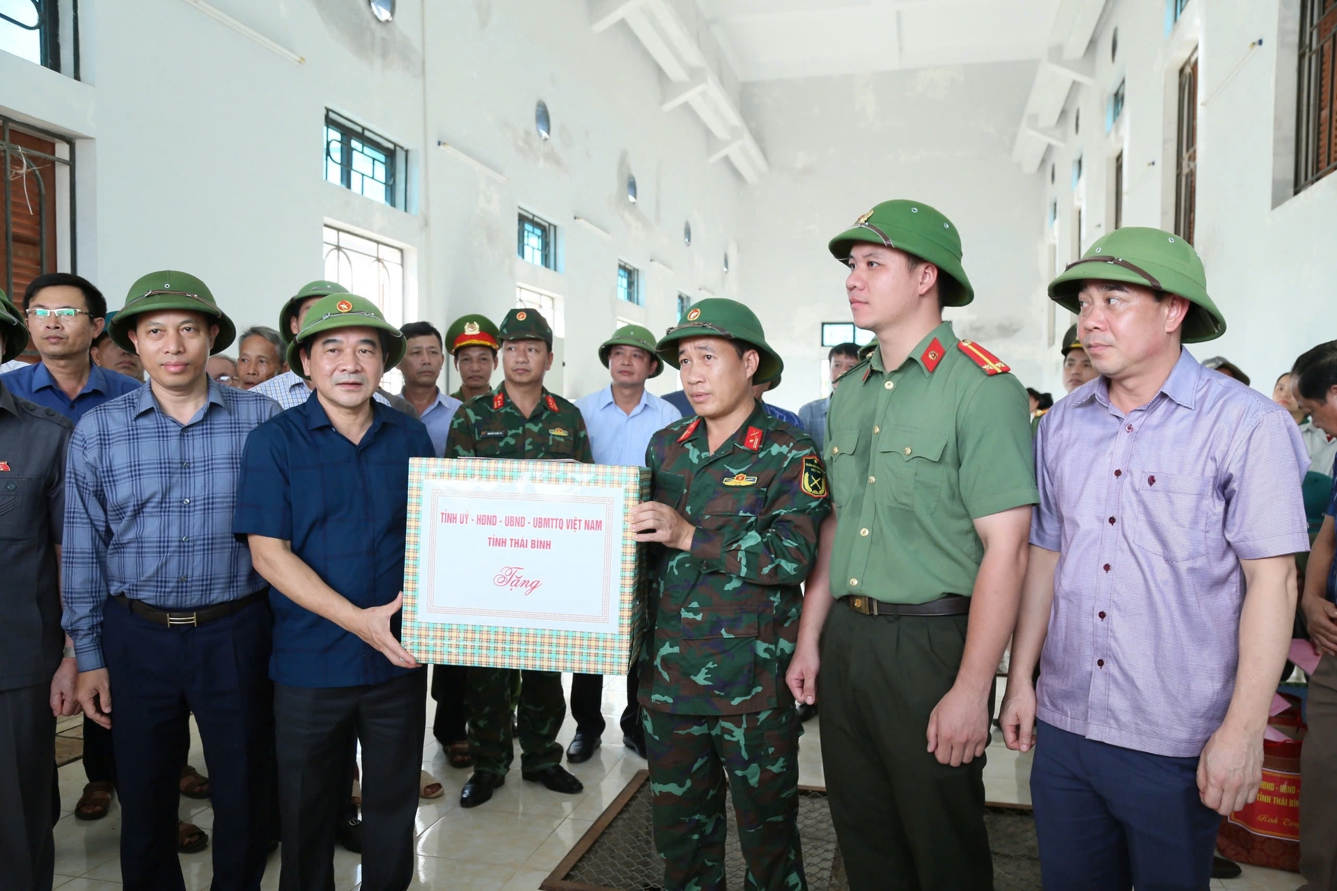 pho chu tich quoc hoi nguyen khac dinh tham tang qua nguoi dan bi anh huong boi mua lu o thai binh hinh 3