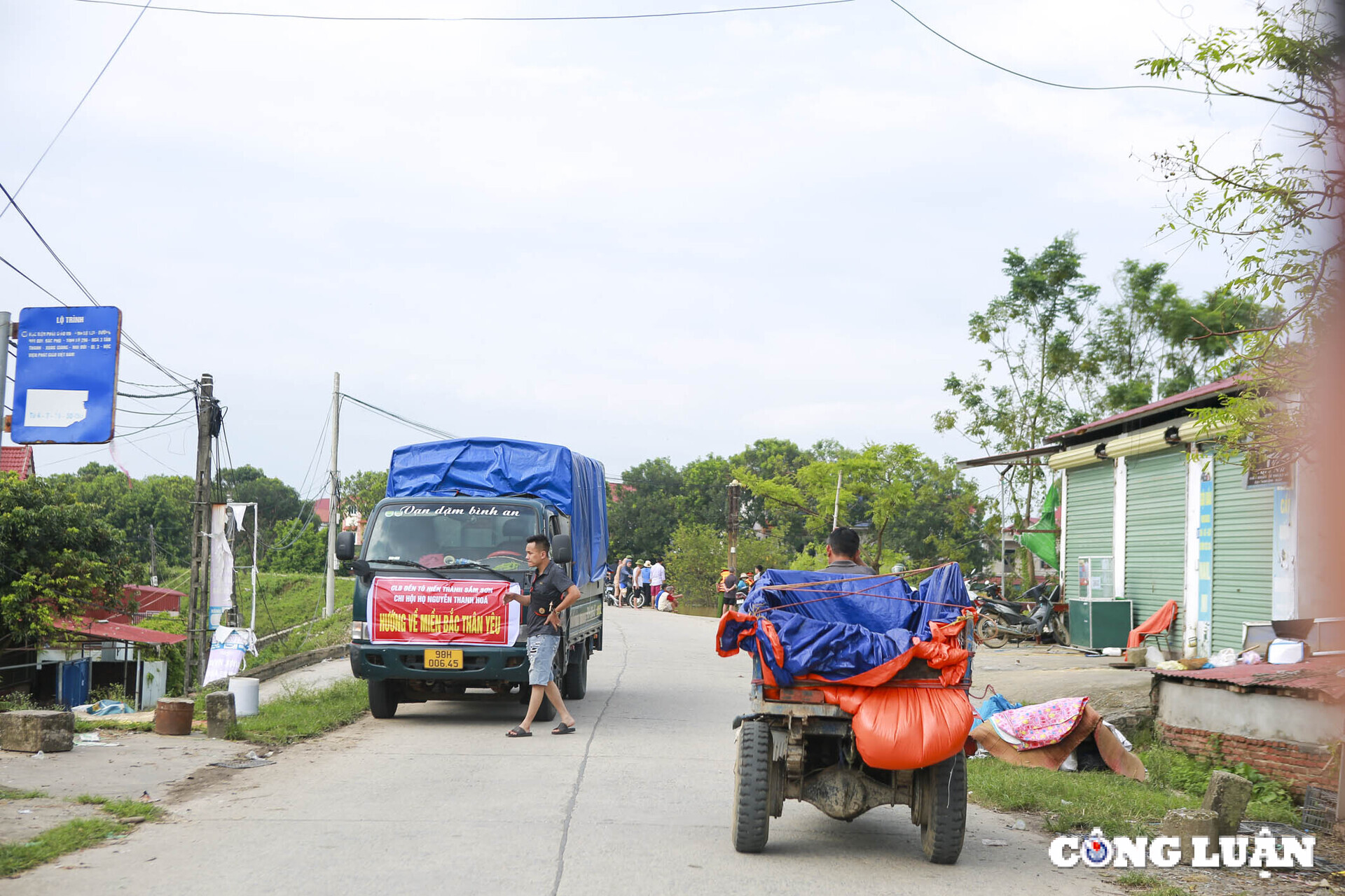 nuoc sinh hoat di den tan ngo do an chuyen den tan noc nha cho ba con vung lu hinh 9