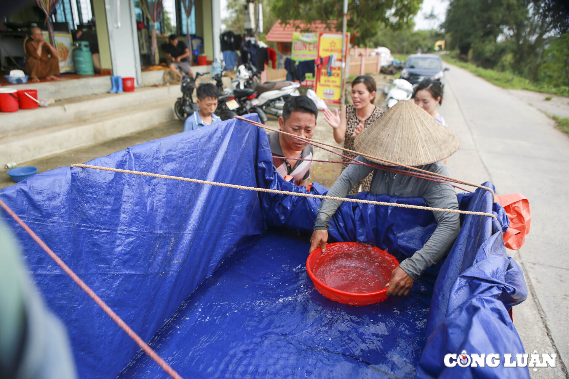 nuoc sinh hoat di den tan ngo do an chuyen den tan noc nha cho ba con vung lu hinh 6