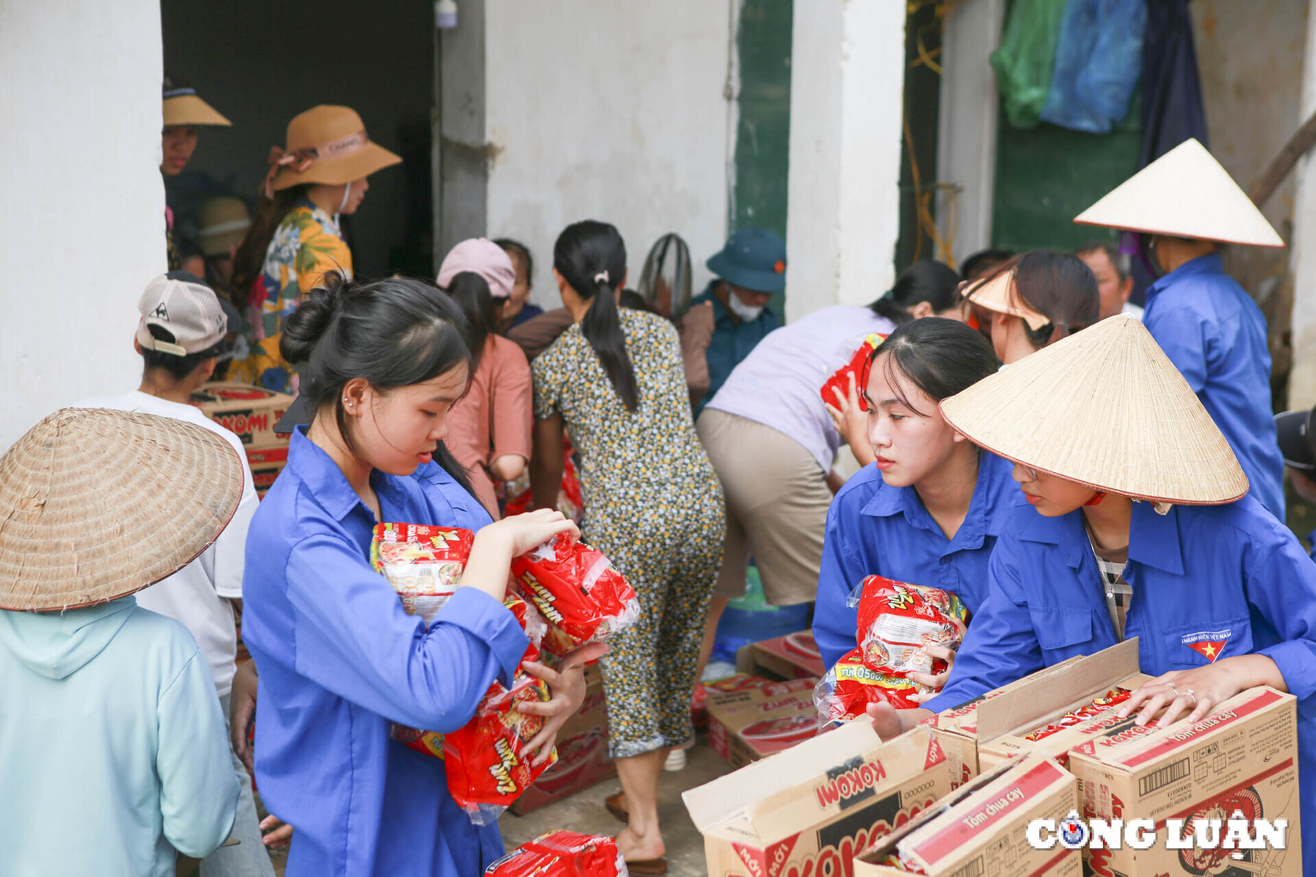 nuoc sinh hoat di den tan ngo do an chuyen den tan noc nha cho ba con vung lu hinh 12