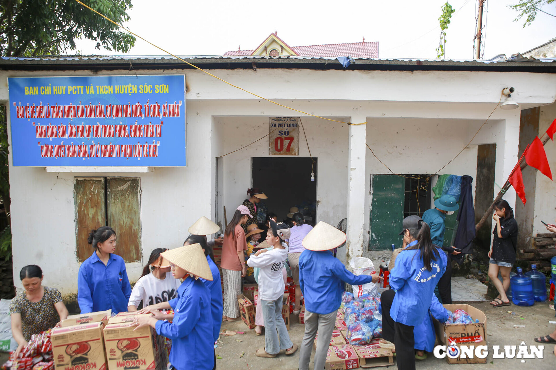 nuoc sinh hoat di den tan ngo do an chuyen den tan noc nha cho ba con vung lu hinh 10