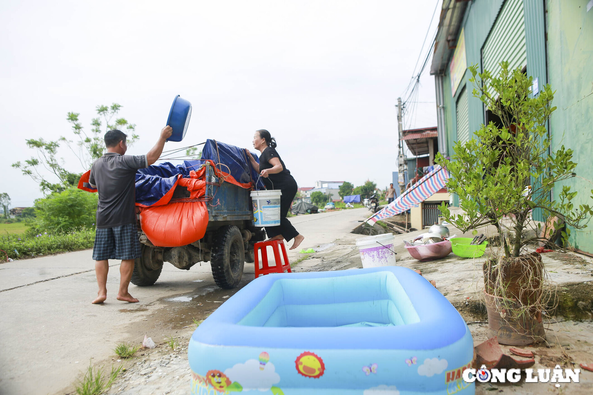 nuoc sinh hoat di den tan ngo do an chuyen den tan noc nha cho ba con vung lu hinh 3