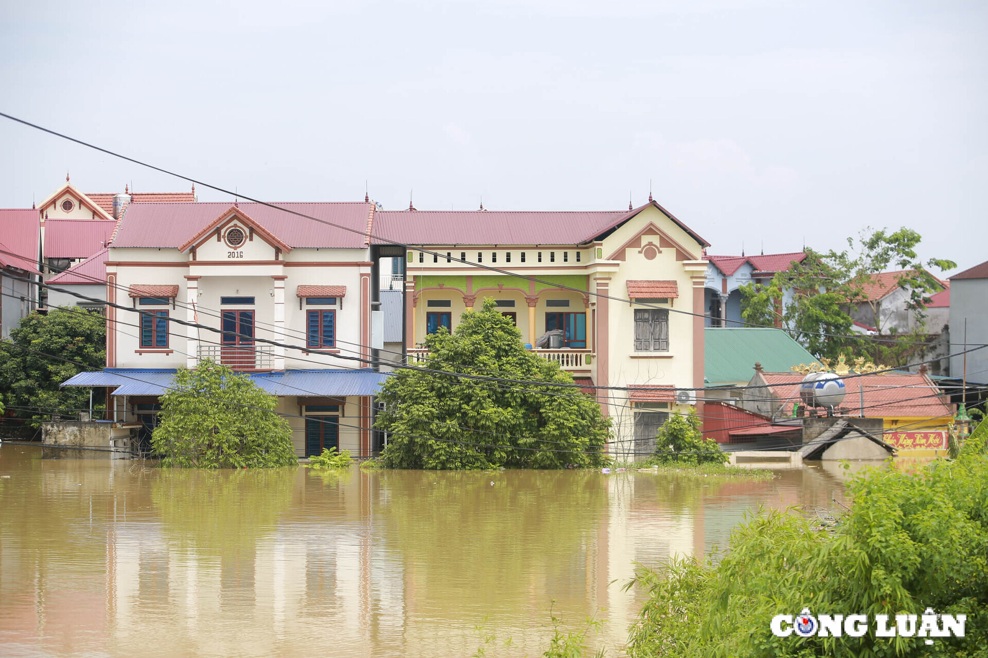 nuoc sinh hoat di den tan ngo do an chuyen den tan noc nha cho ba con vung lu hinh 18