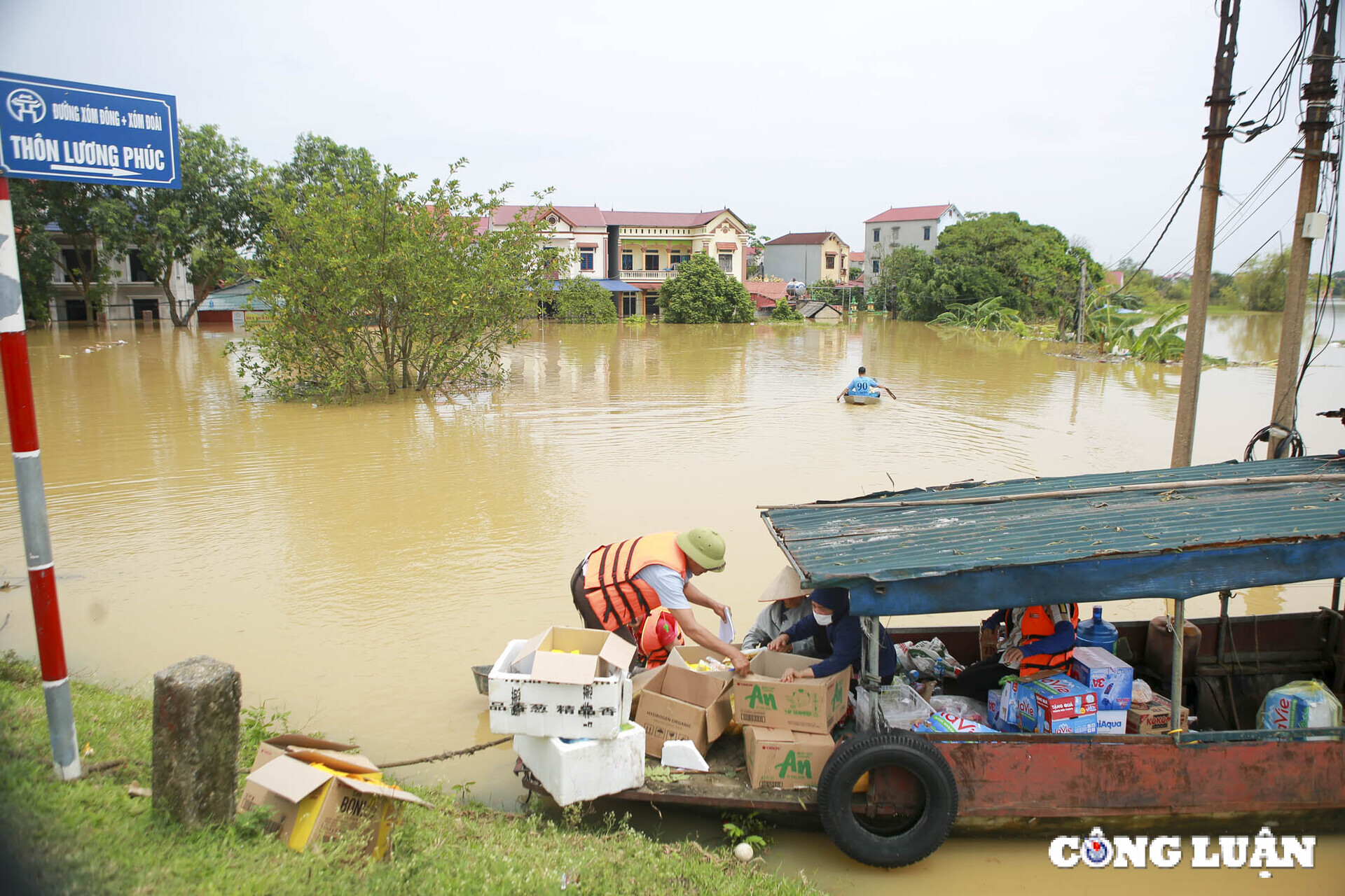 nuoc sinh hoat di den tan ngo do an chuyen den tan noc nha cho ba con vung lu hinh 13