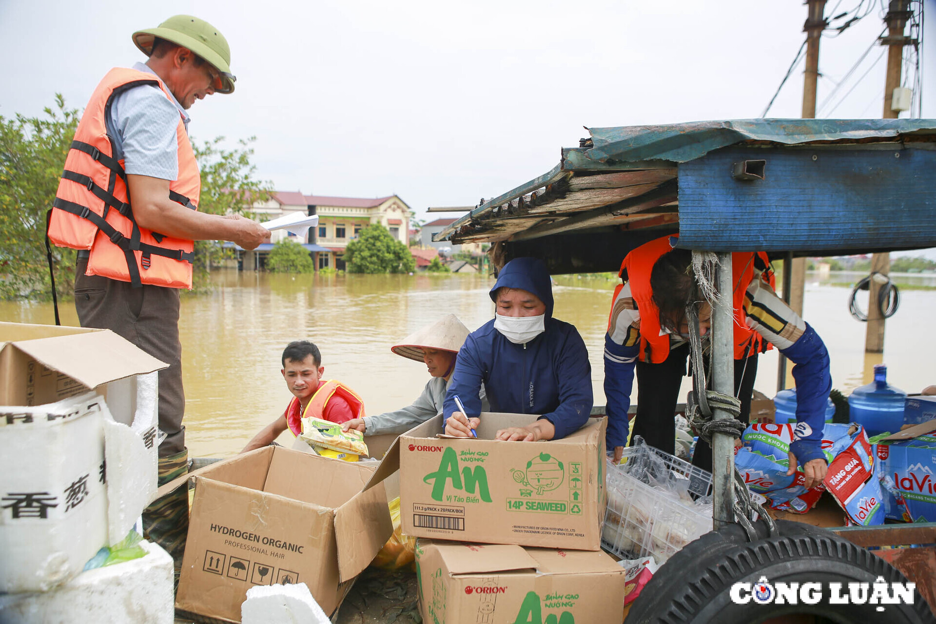 nuoc sinh hoat di den tan ngo do an chuyen den tan noc nha cho ba con vung lu hinh 14