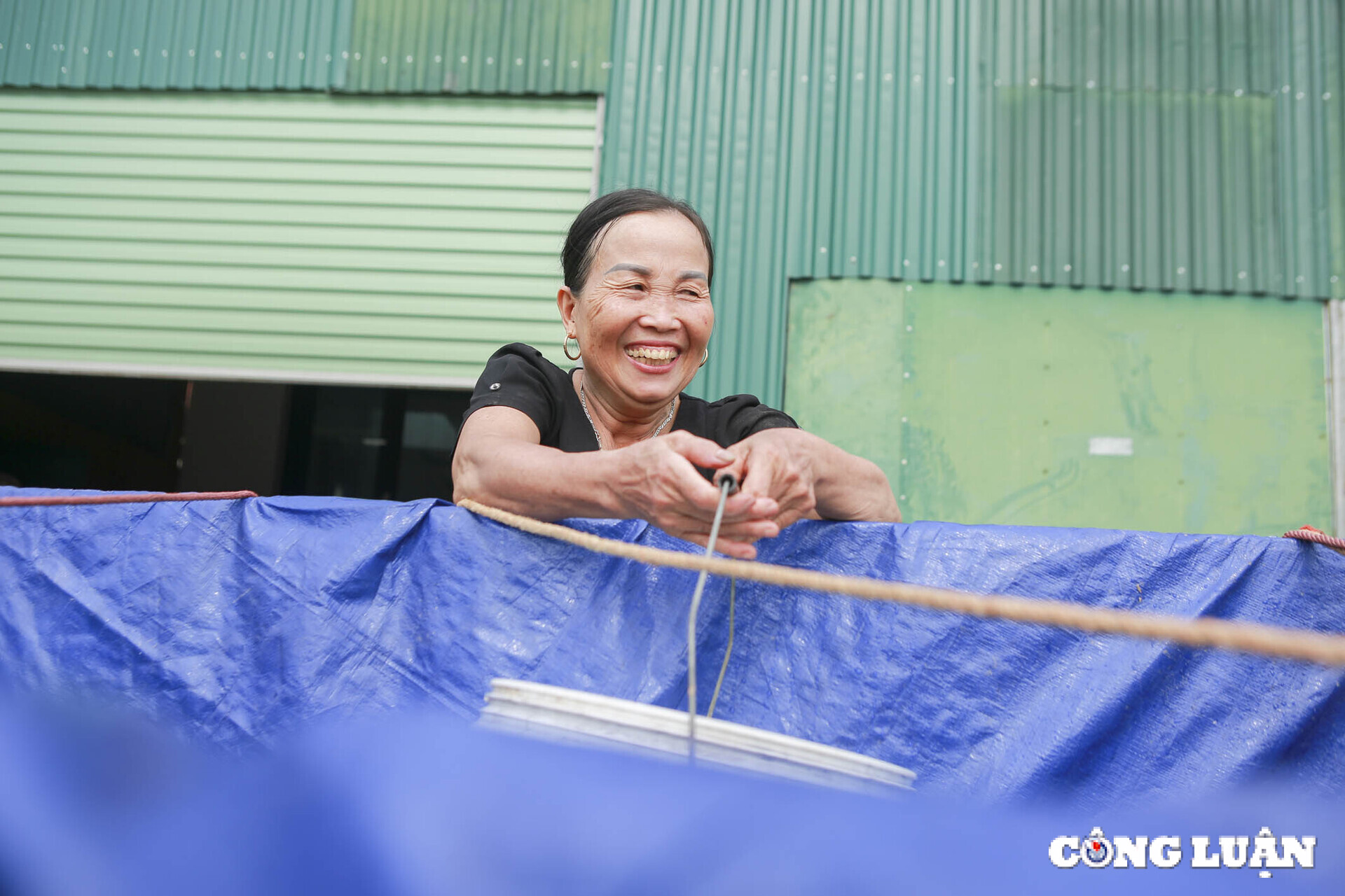 nuoc sinh hoat di den tan ngo do an chuyen den tan noc nha cho ba con vung lu hinh 4