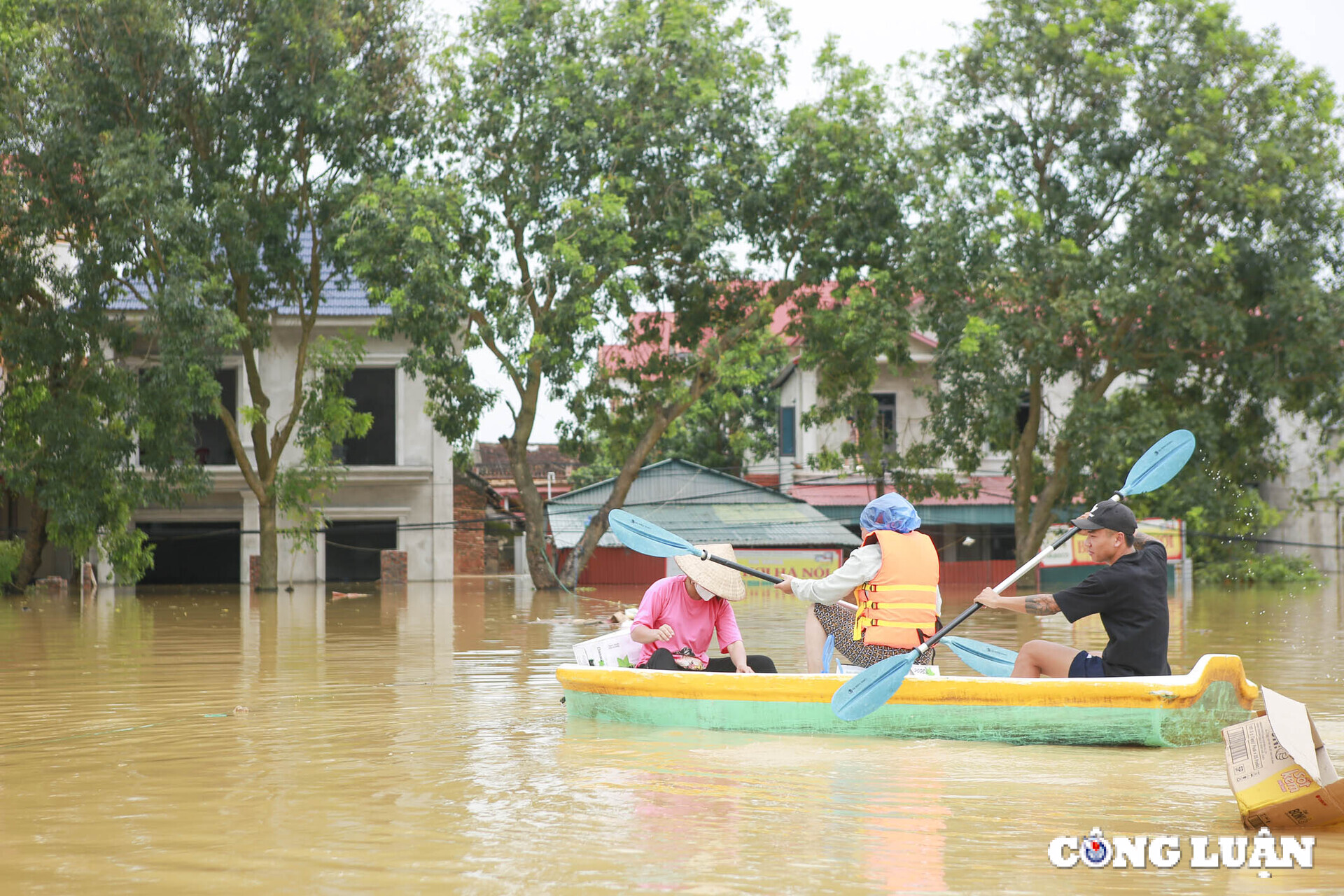 nuoc sinh hoat di den tan ngo do an chuyen den tan noc nha cho ba con vung lu hinh 15