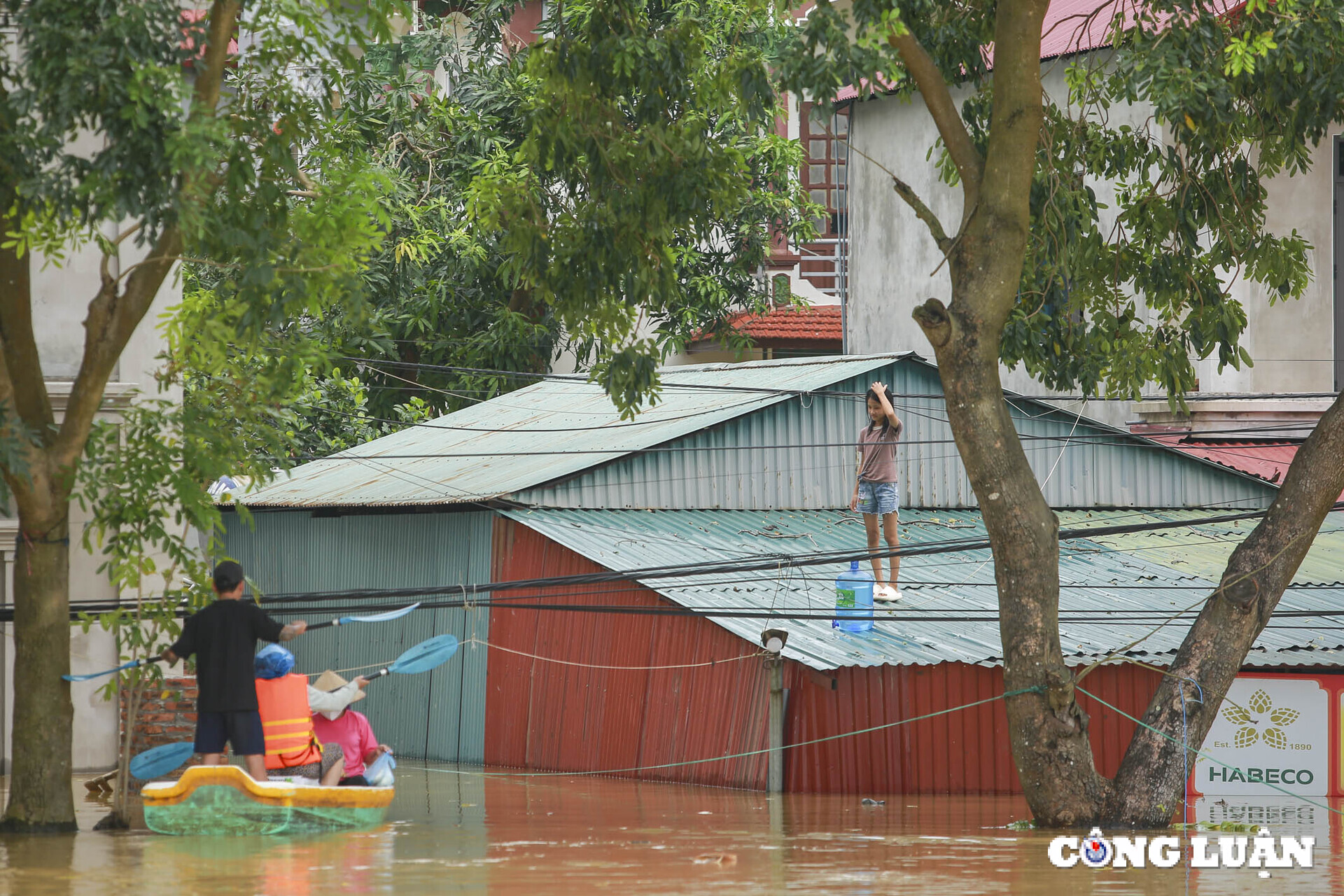 nuoc sinh hoat di den tan ngo do an chuyen den tan noc nha cho ba con vung lu hinh 16