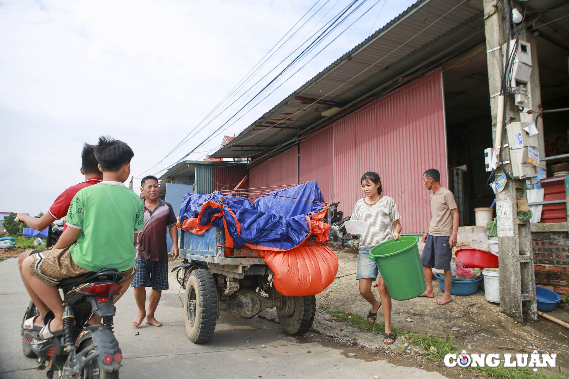 nuoc sinh hoat di den tan ngo do an chuyen den tan noc nha cho ba con vung lu hinh 1