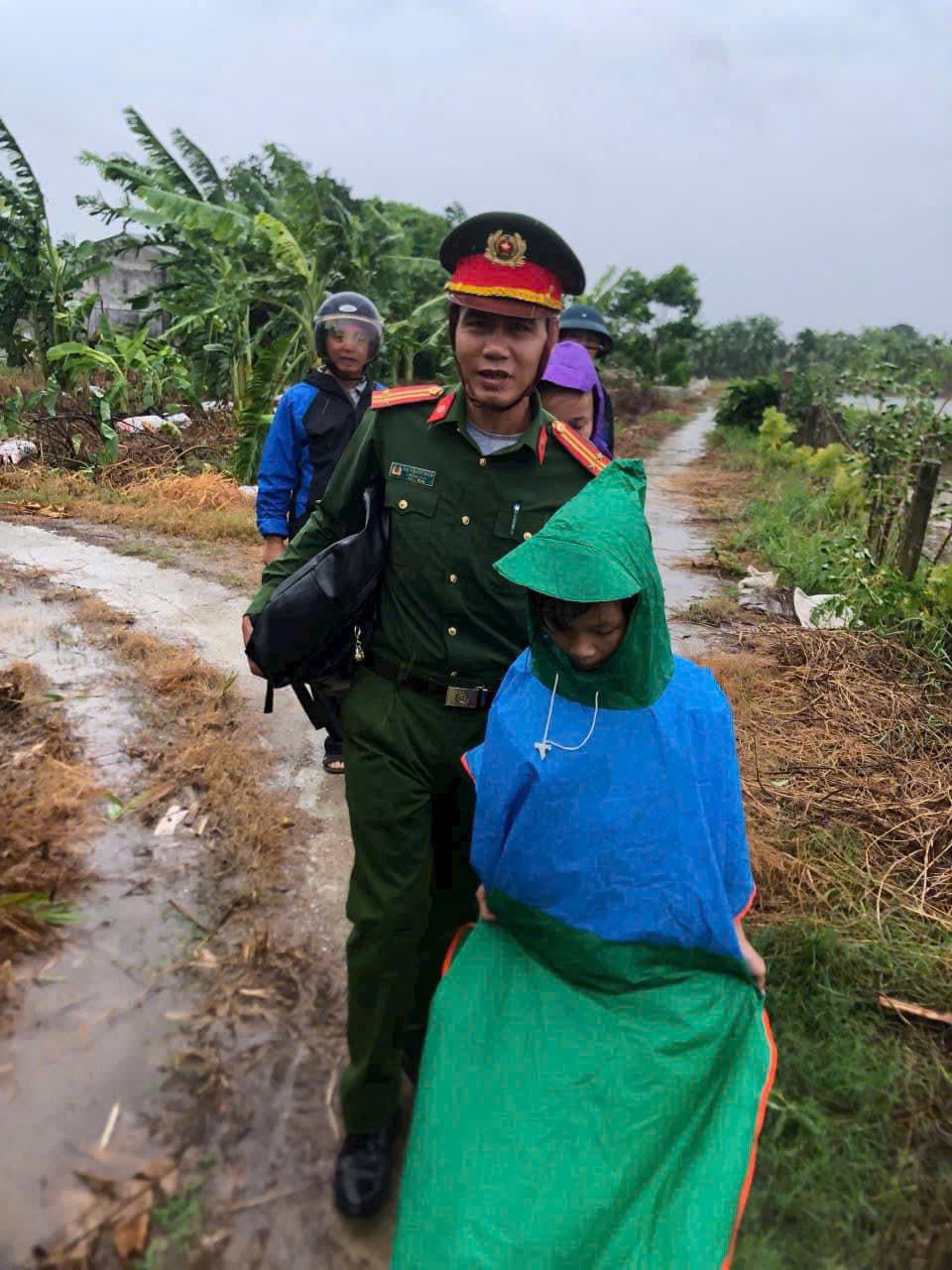 tham tinh quan  dan trong bao lu hinh 7