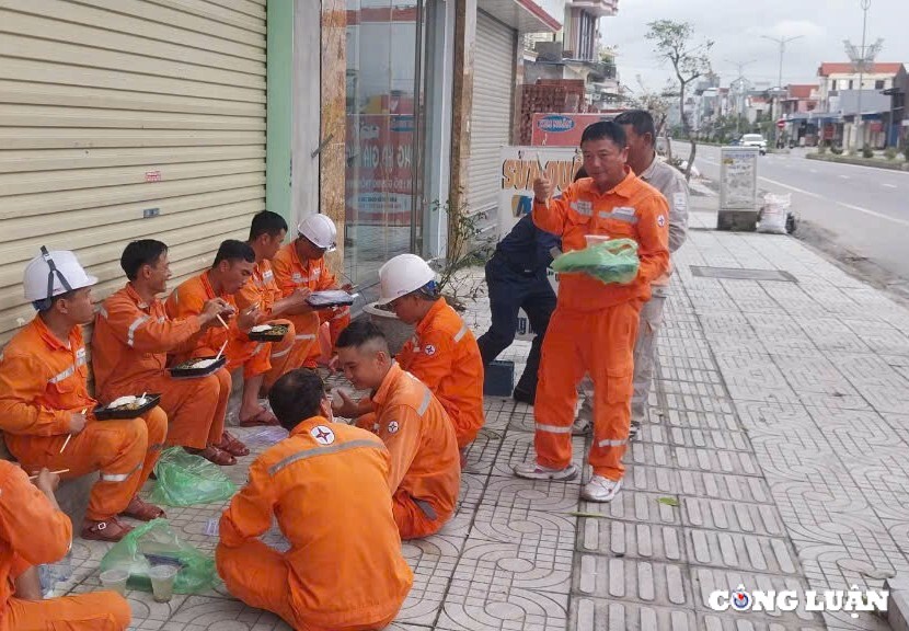 nhung chien si ao cam ha tinh an tren cot dien ngu tai hien truong de nhanh chong cap dien tro lai cho dan hinh 8