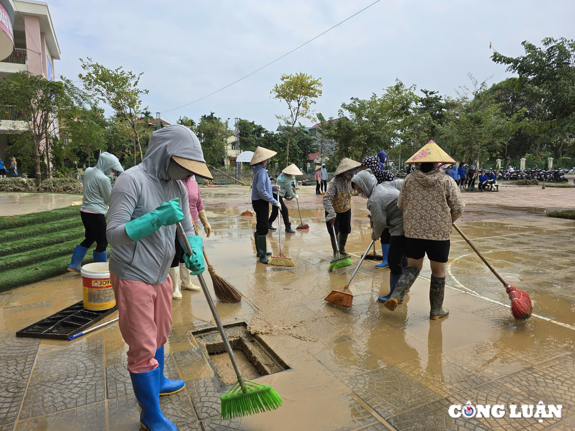 thanh tri ha noi hang chuc giao vien xuyen trua don dep diem truong khi nuoc lu rut hinh 6