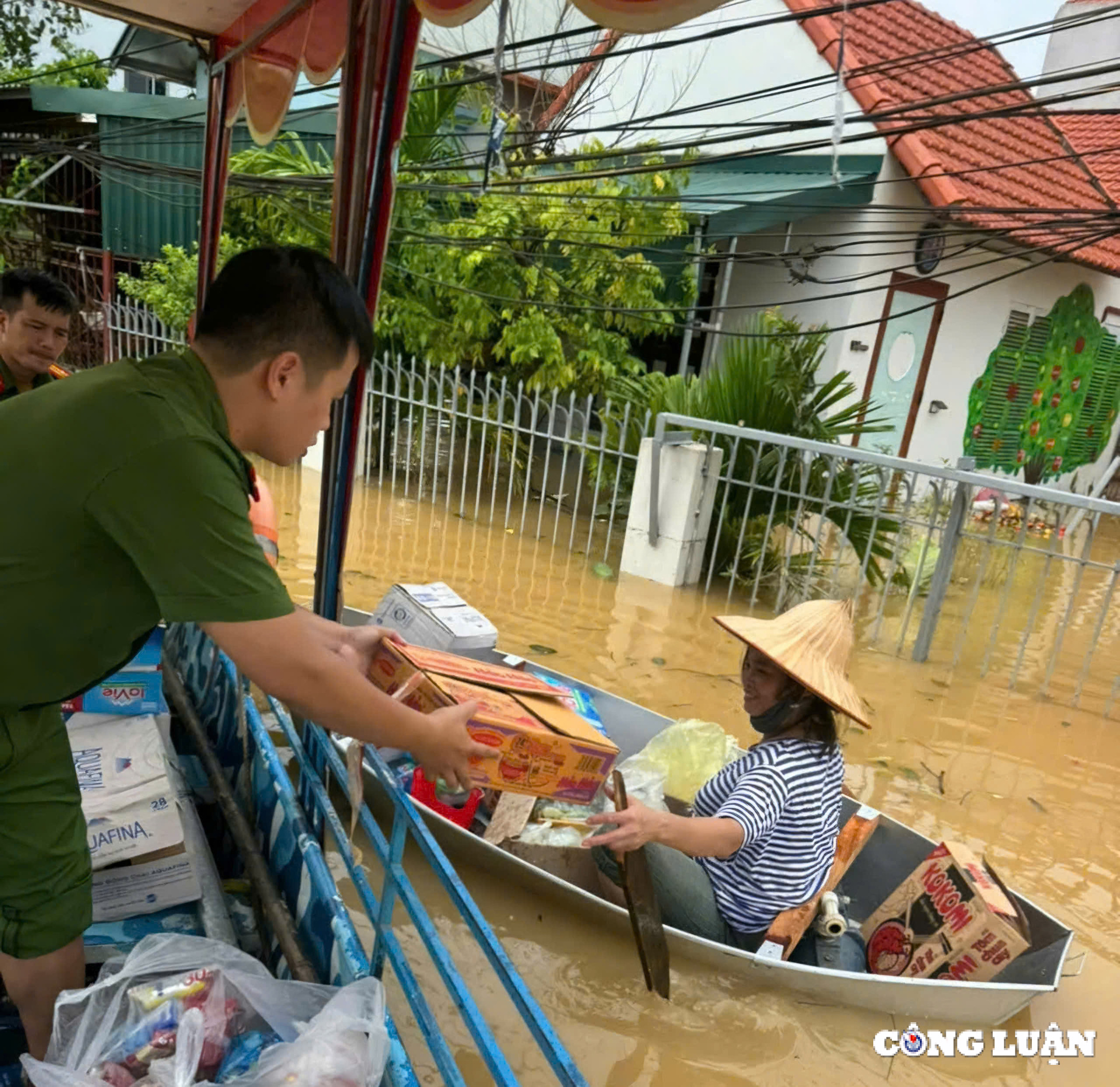 nhung nguoi hung tham lang tiep suc cho nguoi dan vung ngap lut hinh 9