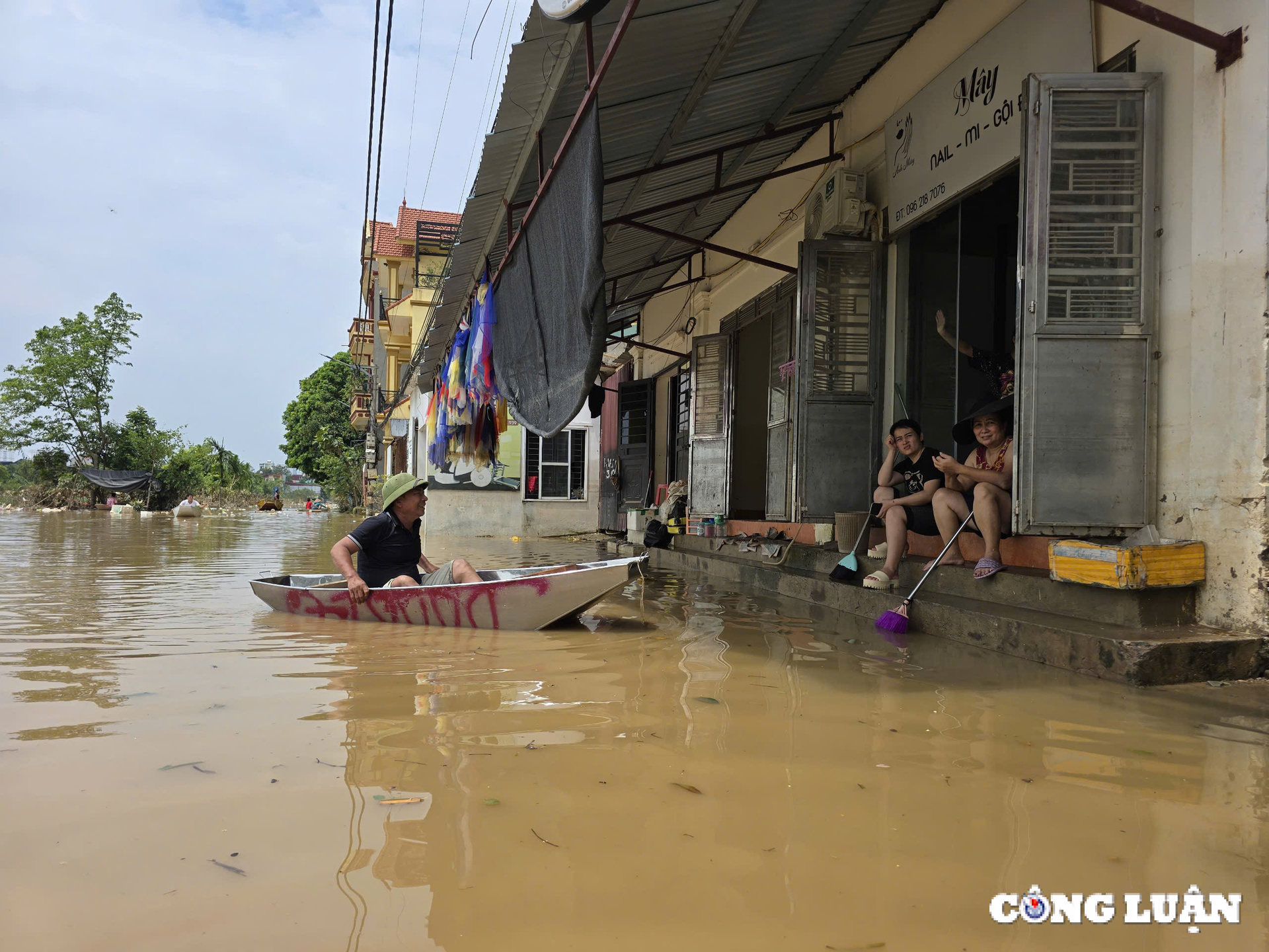 van con diem dan cu ngap sau gan 2m tai thanh tri tiep tuc tiep te cho nguoi dan hinh 8