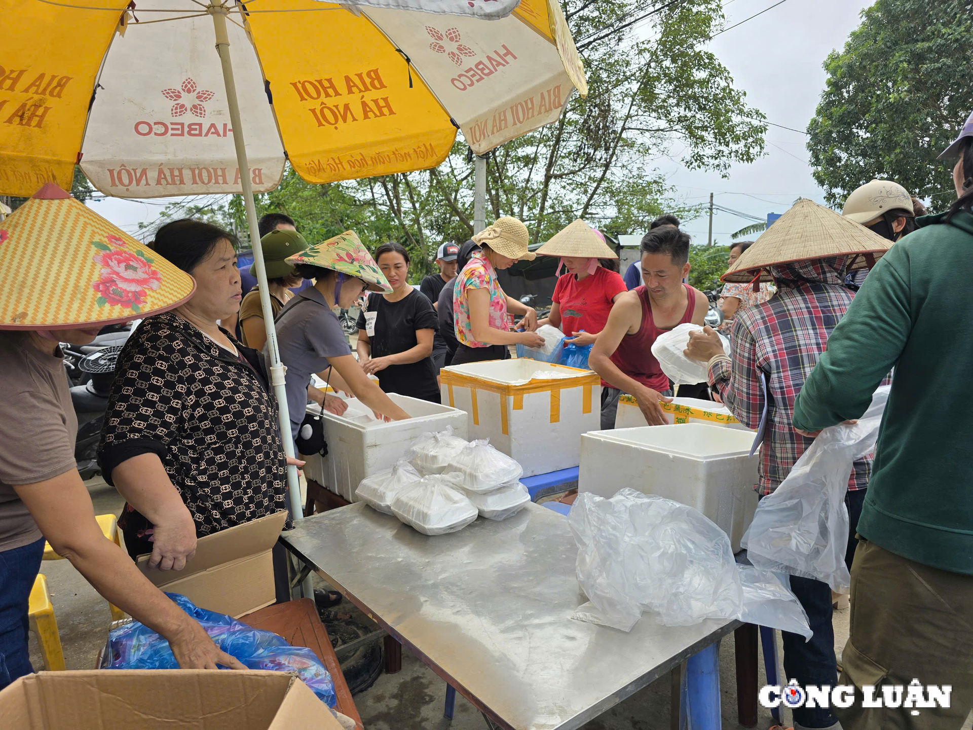 nhung nguoi hung tham lang tiep suc cho nguoi dan vung ngap lut hinh 1