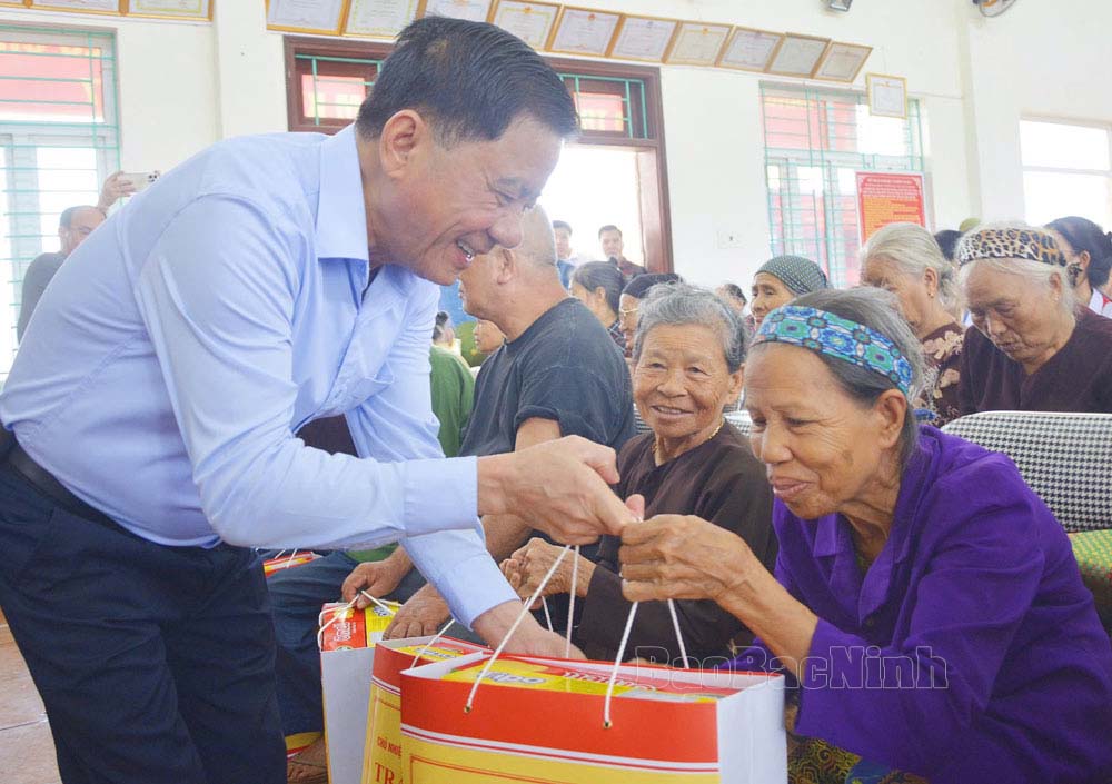 chu nhiem uy ban kiem tra trung uong tran cam tu tham dong vien nhan dan vung lu o bac ninh hinh 2