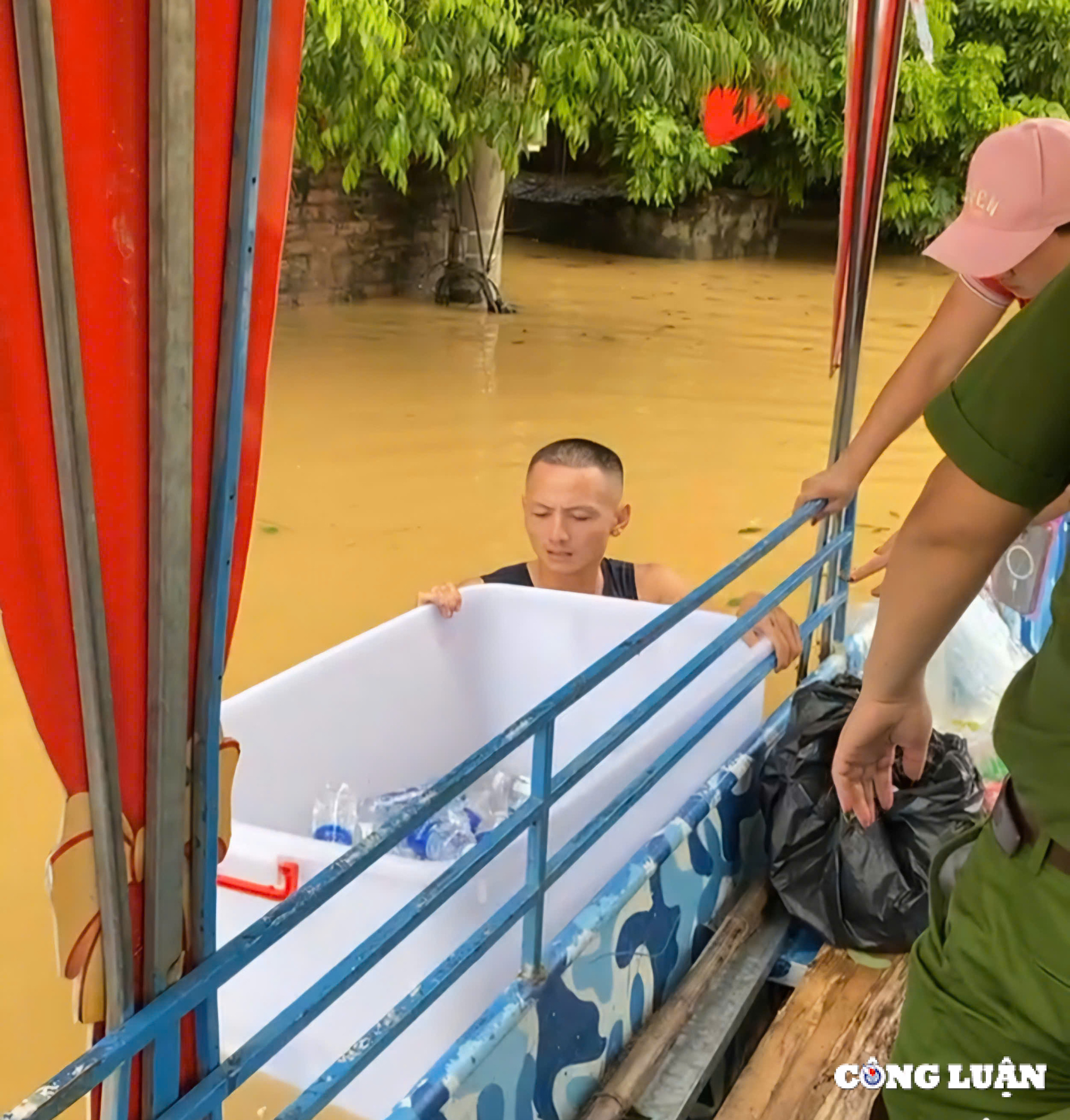 nhung nguoi hung tham lang tiep suc cho nguoi dan vung ngap lut hinh 8