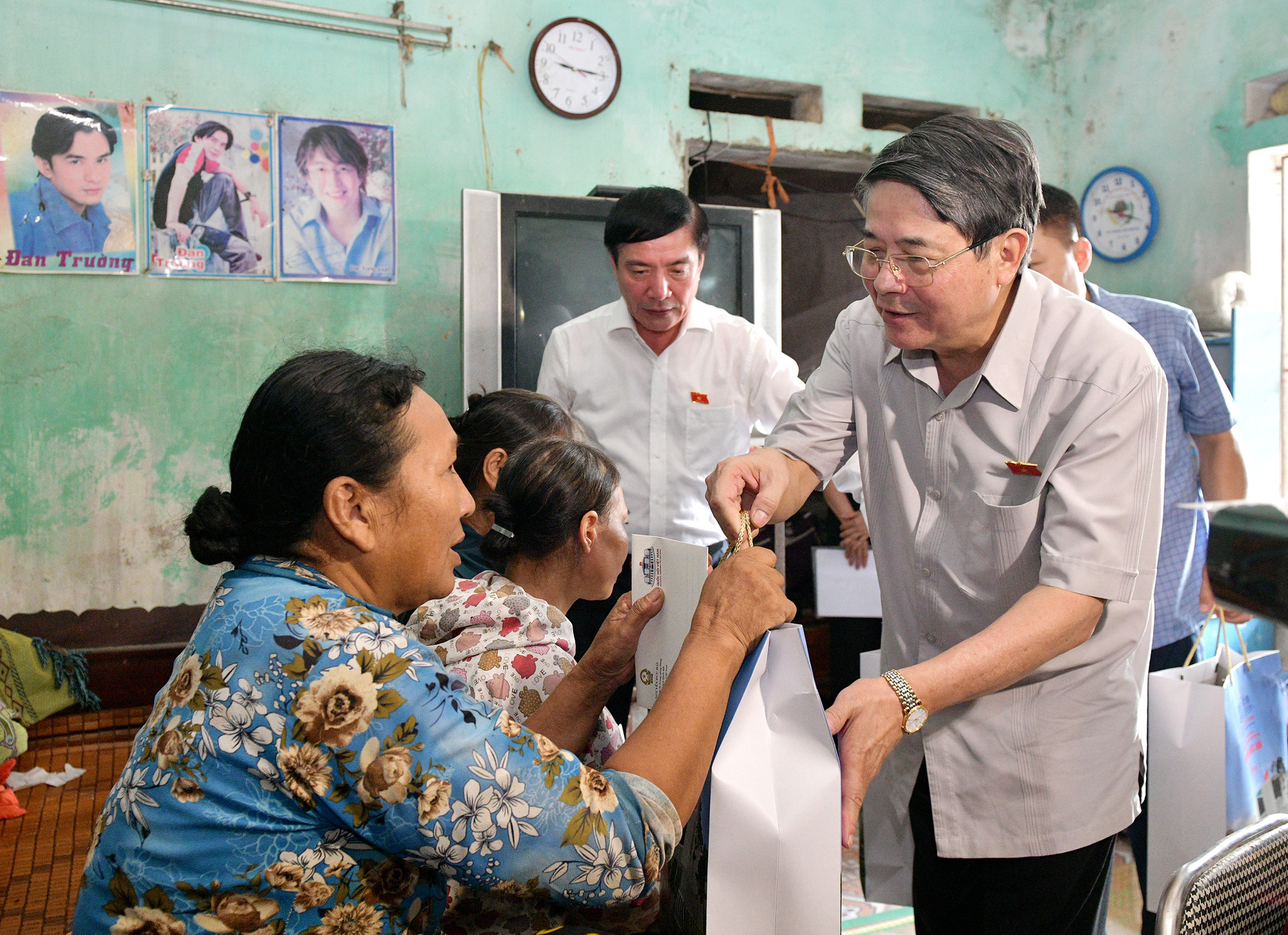 pho chu tich quoc hoi nguyen duc hai tham hoi dong vien nguoi dan bi thiet hai do bao so 3 tai hai duong hinh 1