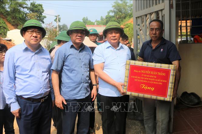 uy vien bo chinh tri nguyen xuan thang tham hoi dong vien nguoi dan vung lu yen bai hinh 2