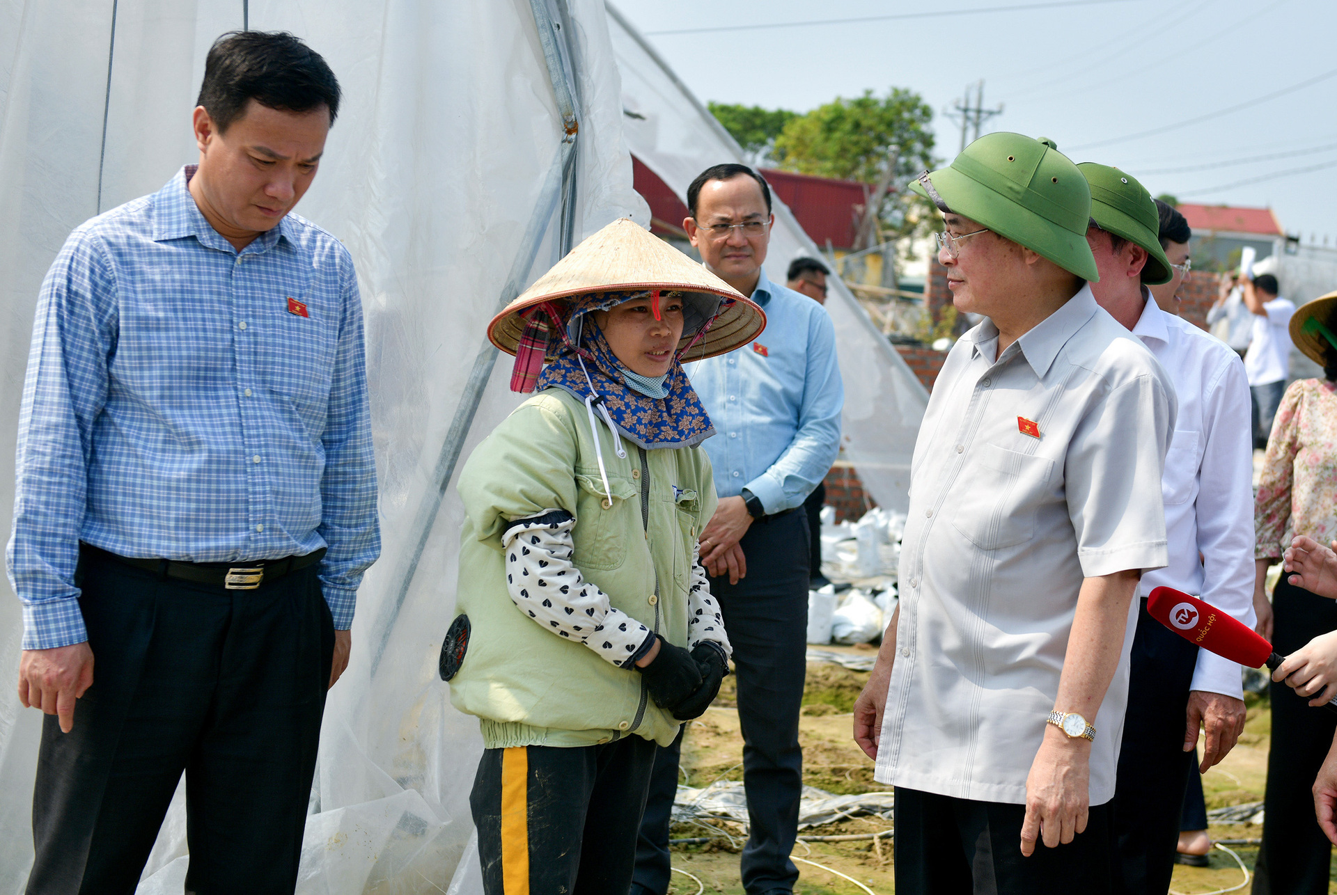 pho chu tich quoc hoi nguyen duc hai tham hoi dong vien nguoi dan bi thiet hai do bao so 3 tai hai duong hinh 2